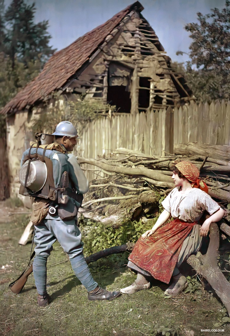 Soldat français et jolie paysanne, restauration par Stuart Humphryes d'une photo de Jean-Baptiste Tournassoud.