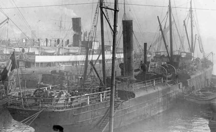 Le cargo ÉMILE de la Compagnie Générale Transatlantique. Photo Coll. Yvon PERCHOC.jpg