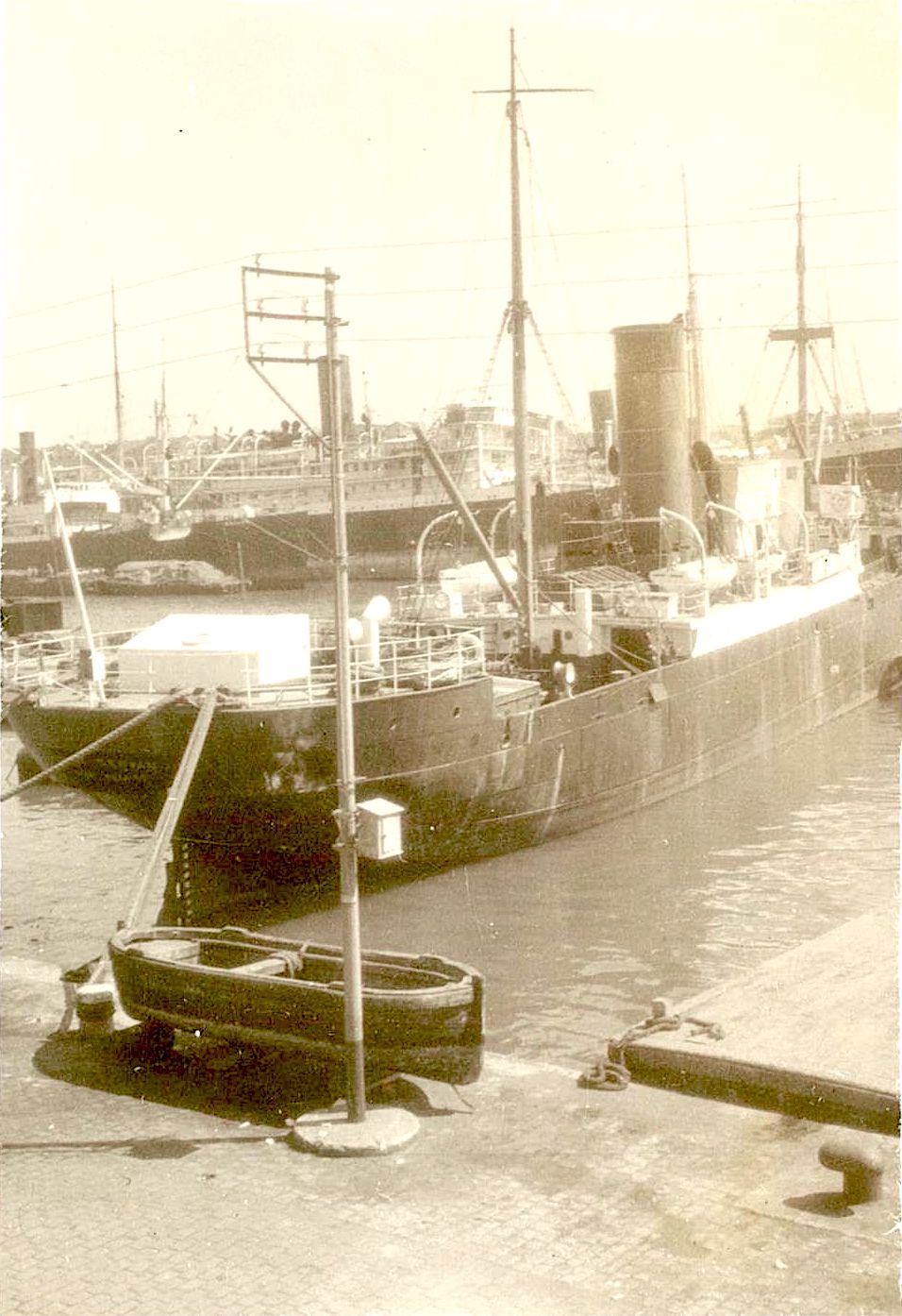 Le cargo SAINT SERVAN de la Transat mouillant au quai des forges de la Joliette.jpg