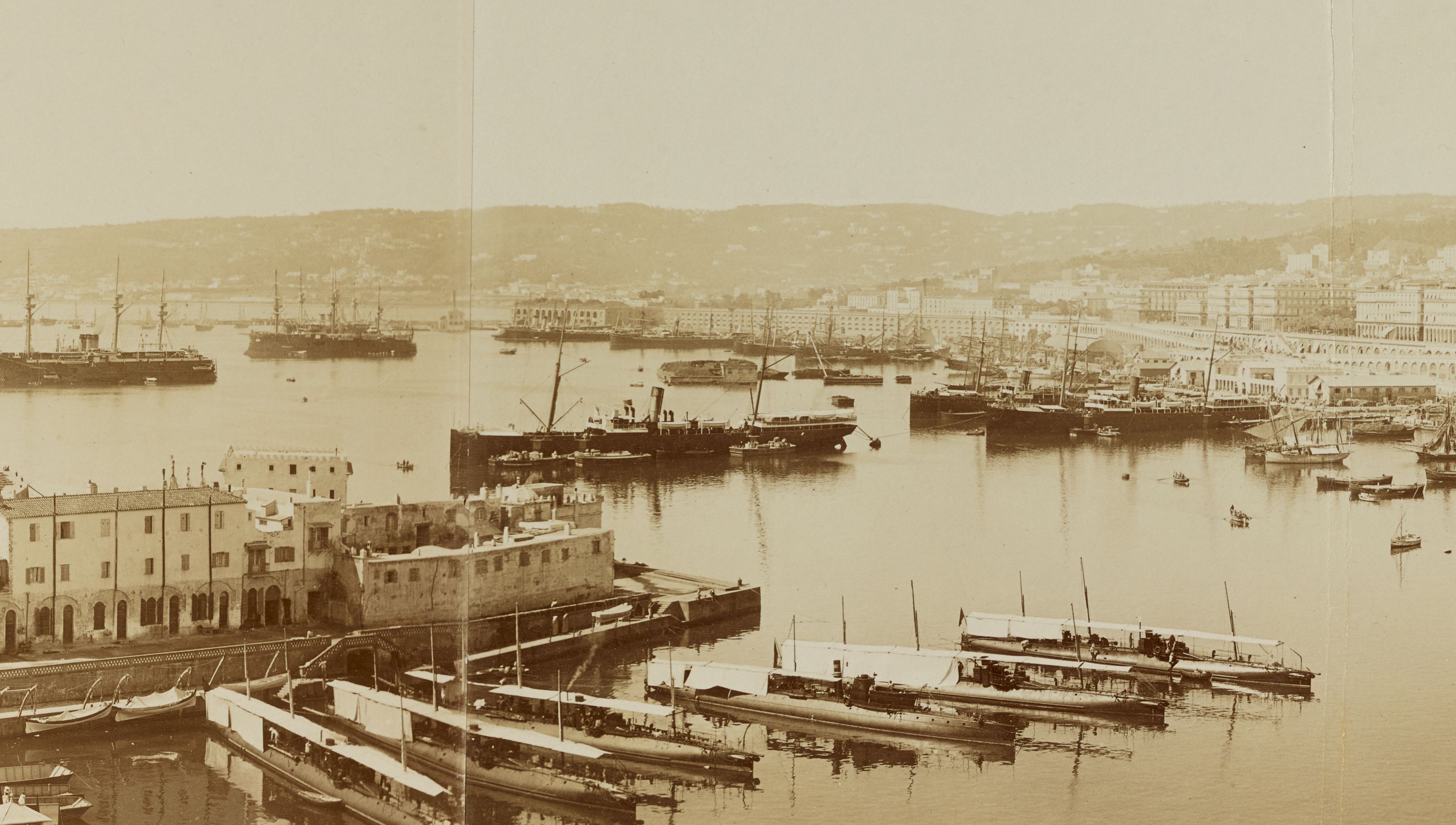 Chargement des soutes de la VILLE DE TUNIS à Alger.jpg