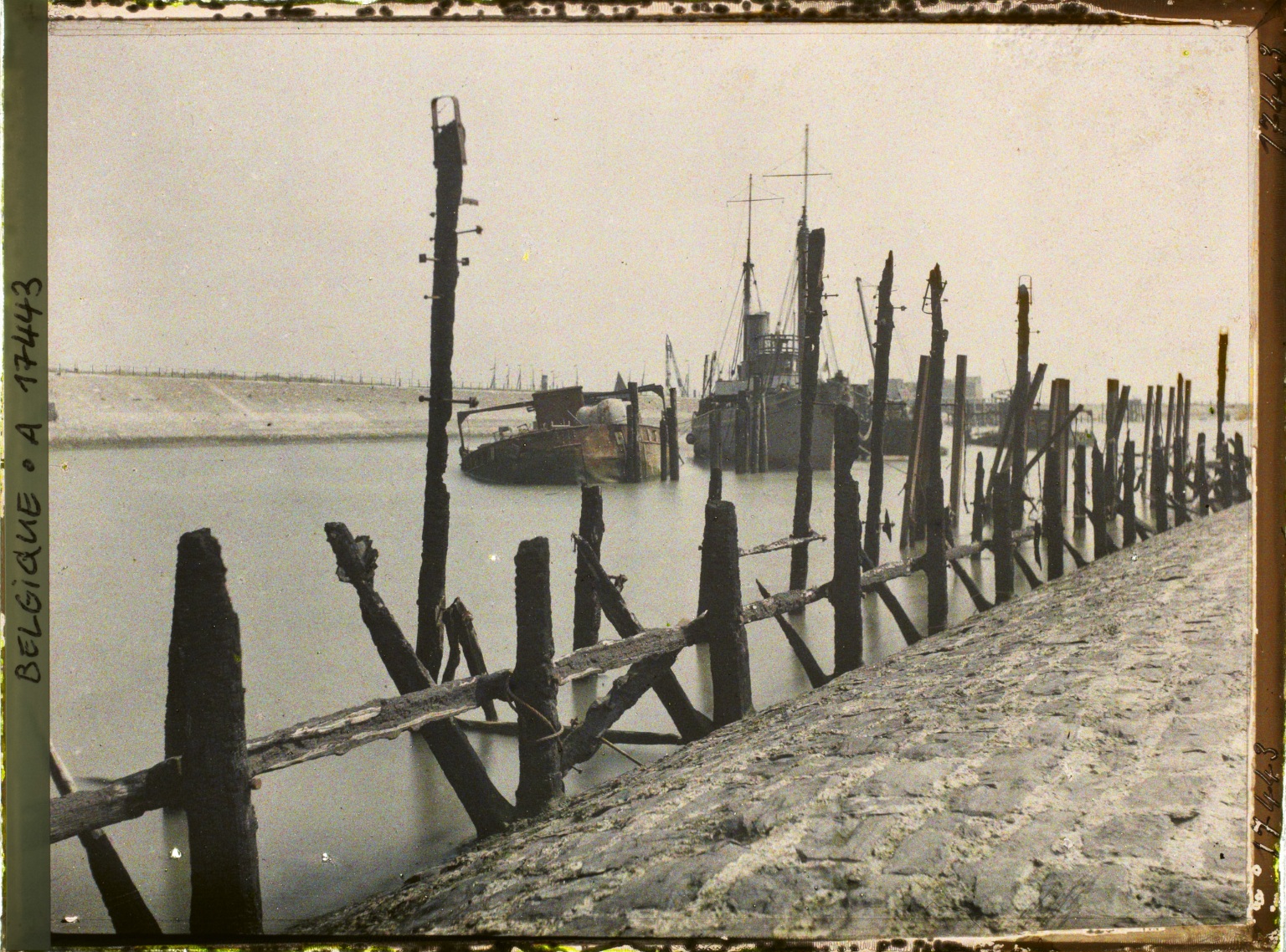 HMS Intrepid coulé à l'entrée du chenal. Zeebruges, Belgique, photographie autochrome de Georges Chevalier, le 8 août 1919.