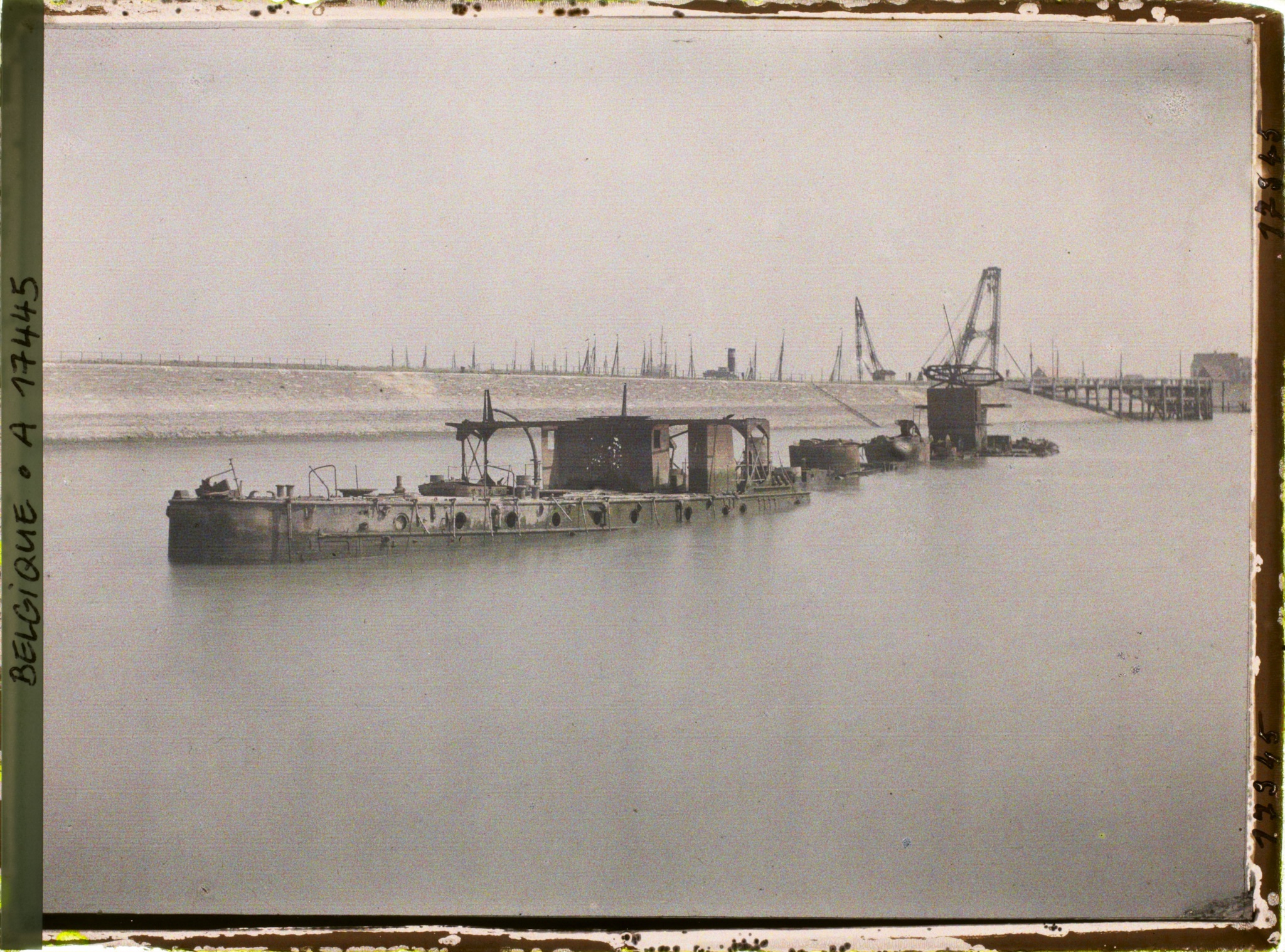 HMS Iphigenia coulé à l'entrée du chenal. Zeebruges, Belgique, photographie autochrome de Georges Chevalier, 8 août 1919.