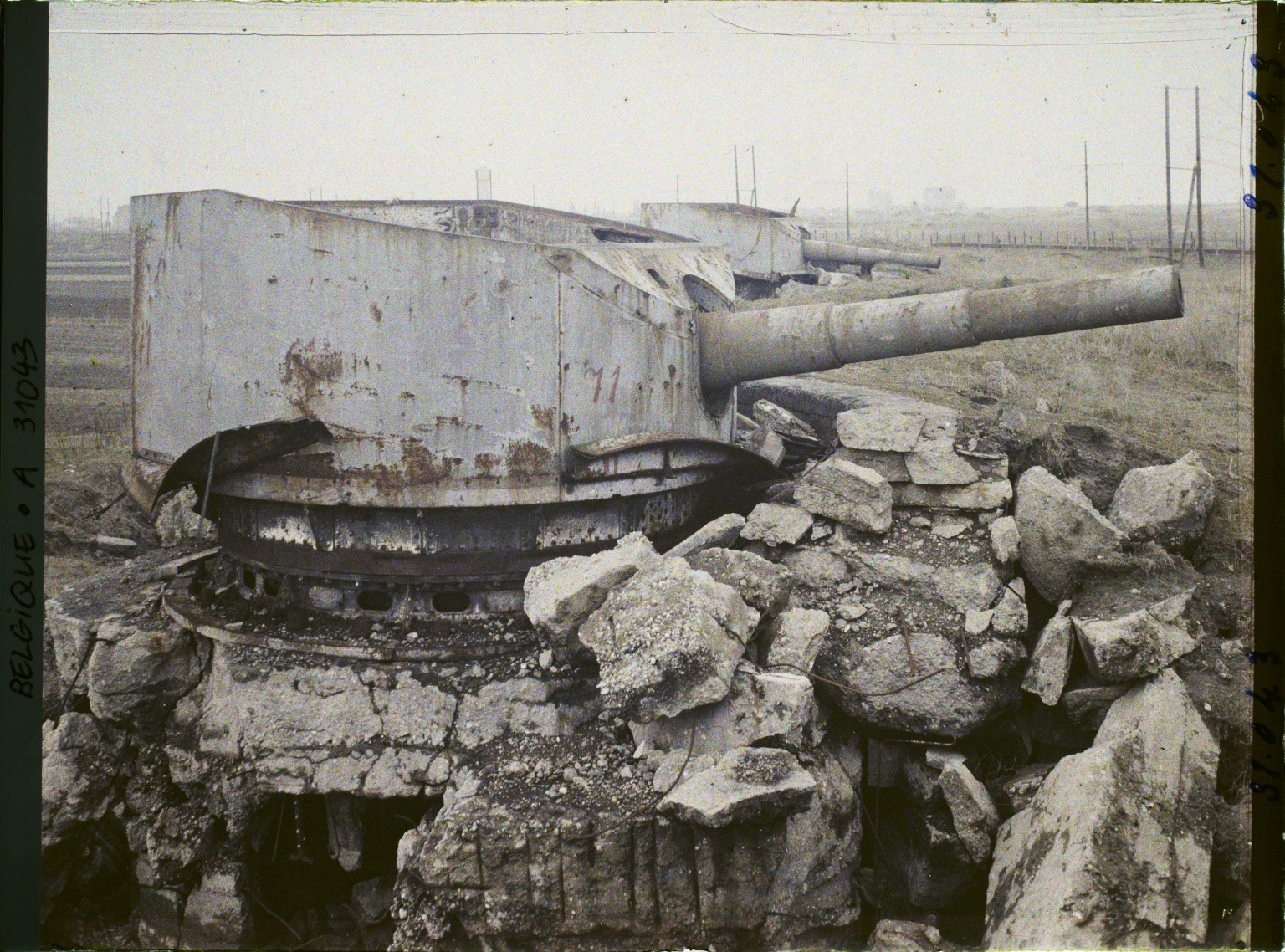 Les deux pièces de gauche de la batterie de Friedrichsort. Frédéric Gadmer, 1922.