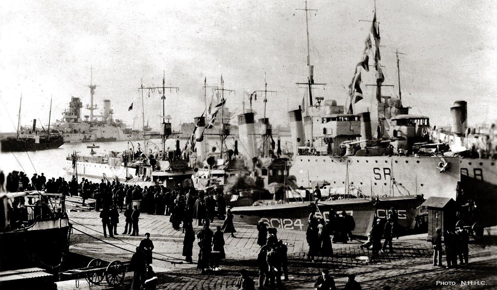 1918 11 29 GIUSEPPE SIRTORI et ORSINI, EMANUELE FILIBERTO, SAN MARCO, SC124, 12 à Fiume Giuseppe Sirtori e Orsini a Fiume con Eman Filib e tre csmg americani (Giorgio Parodi).jpg