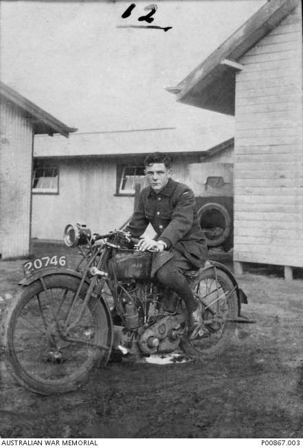 Henri Tovell sur sa moto.