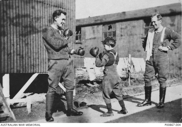 Henri boxe avec deux soldats australiens. Camp d'Hurdcott, Angleterre, après-guerre.