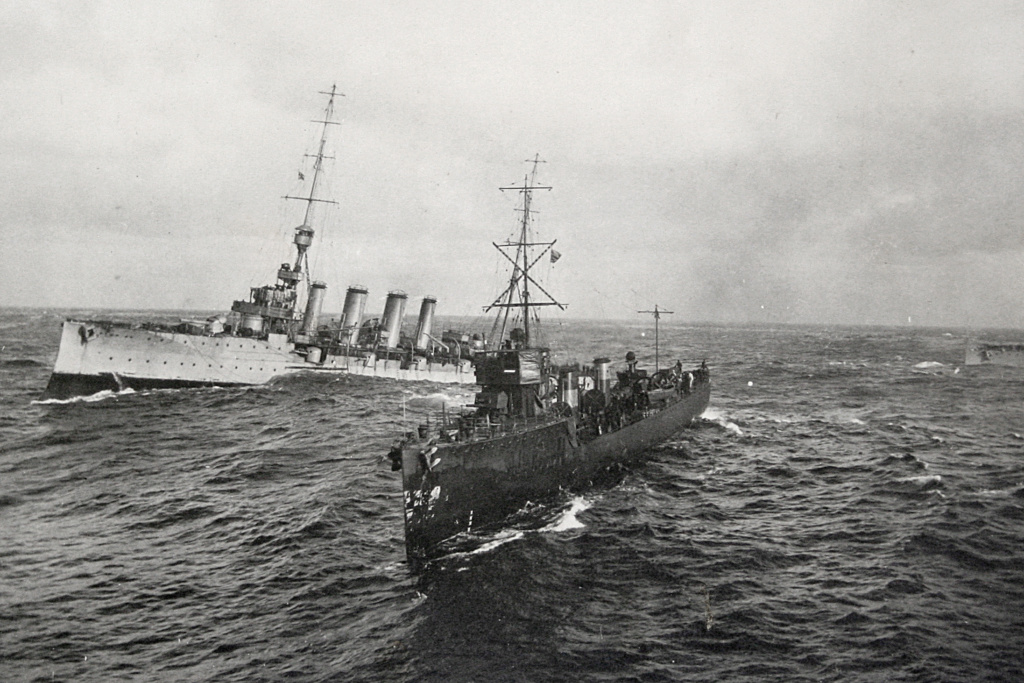 FURY 1914 10 27 et le LIVERPOOL assistent à la perte de l'AUDACIOUS.jpg