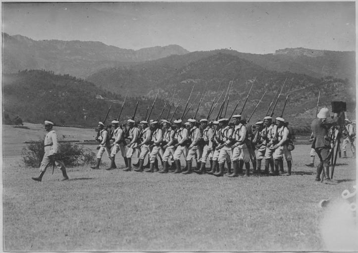 Positions dans l'île de Thassos (juillet 1916). Défilé de fusiliers