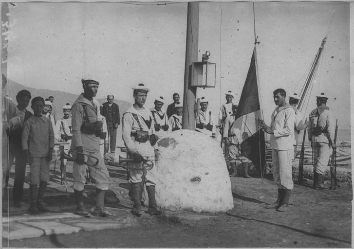 Positions dans l'île de Thassos (juillet 1916). Le salut aux couleurs