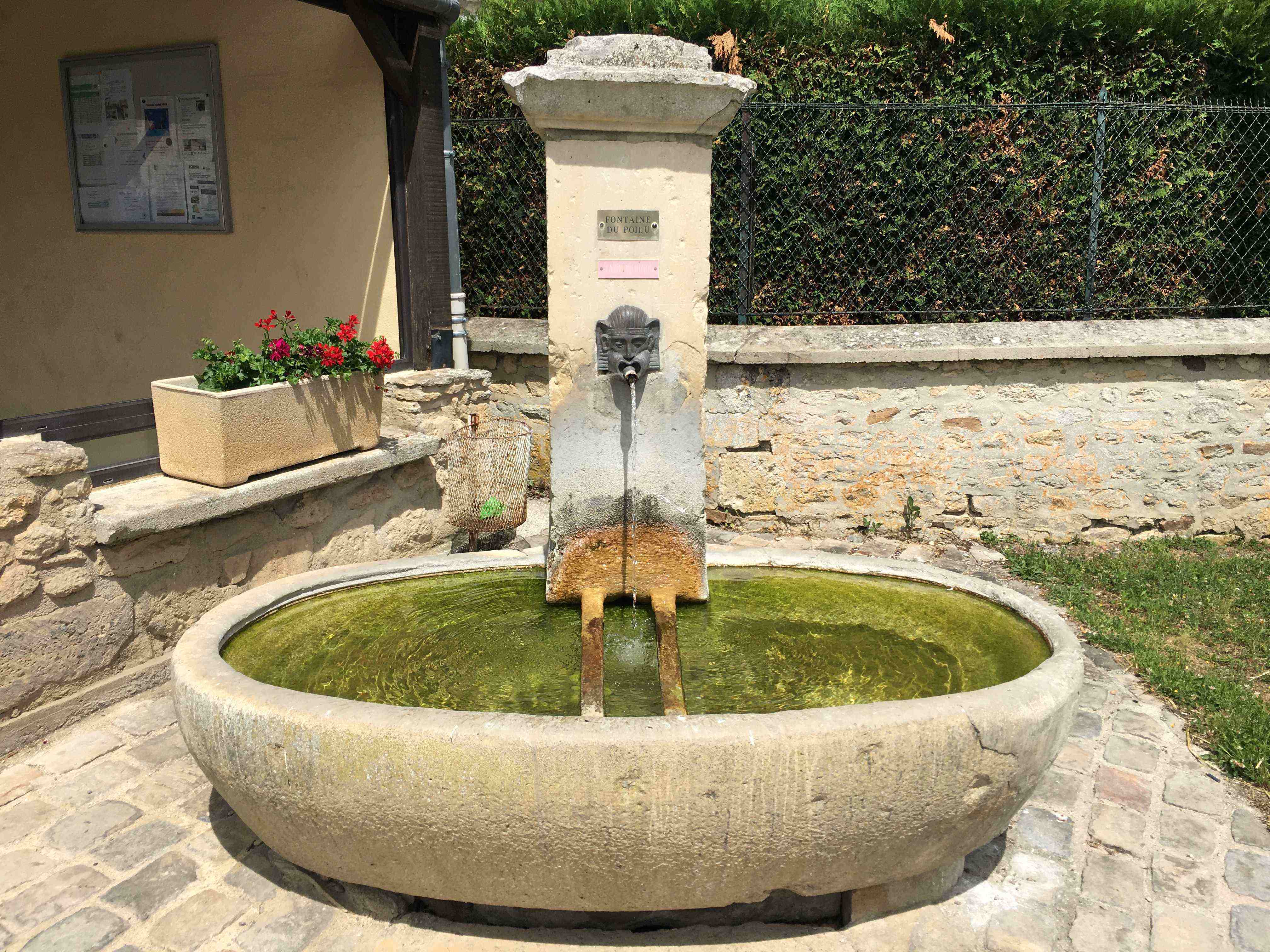 Fontaine du poilu.JPG