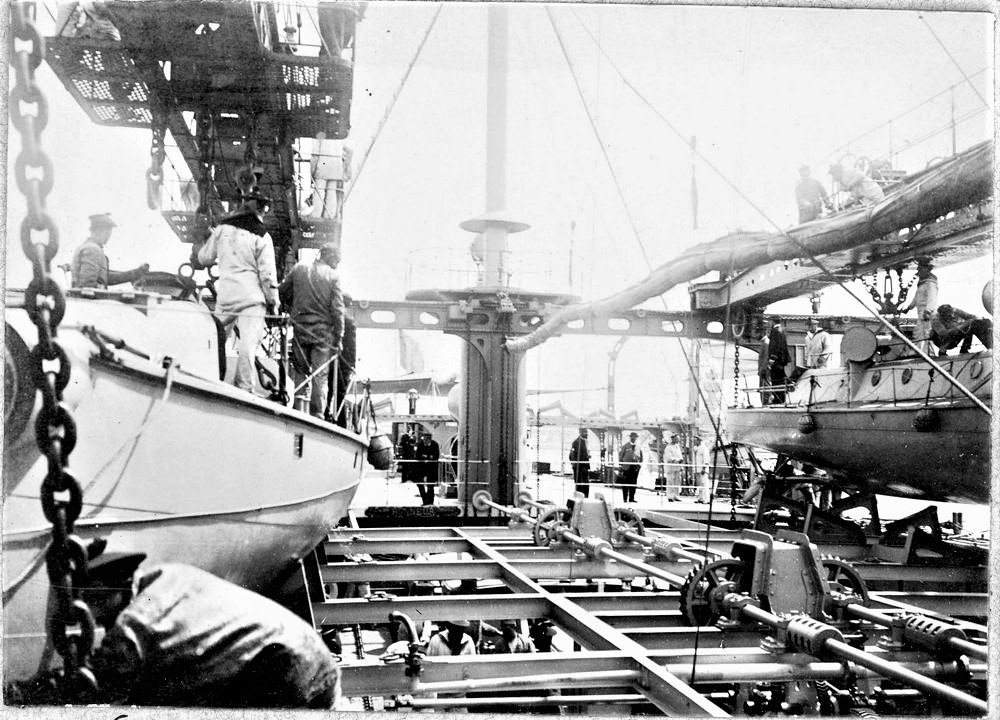 FOUDRE 1900 torpilleurs à bord.jpg