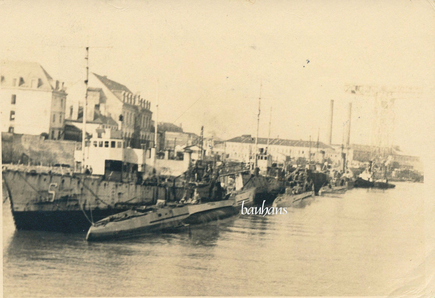 SURVEILLANTE 1940 Aviso S%2C wohl in Lorient.JPG