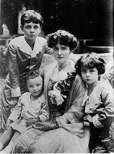 marie_gabriele_de bavière avec ses fils.jpg