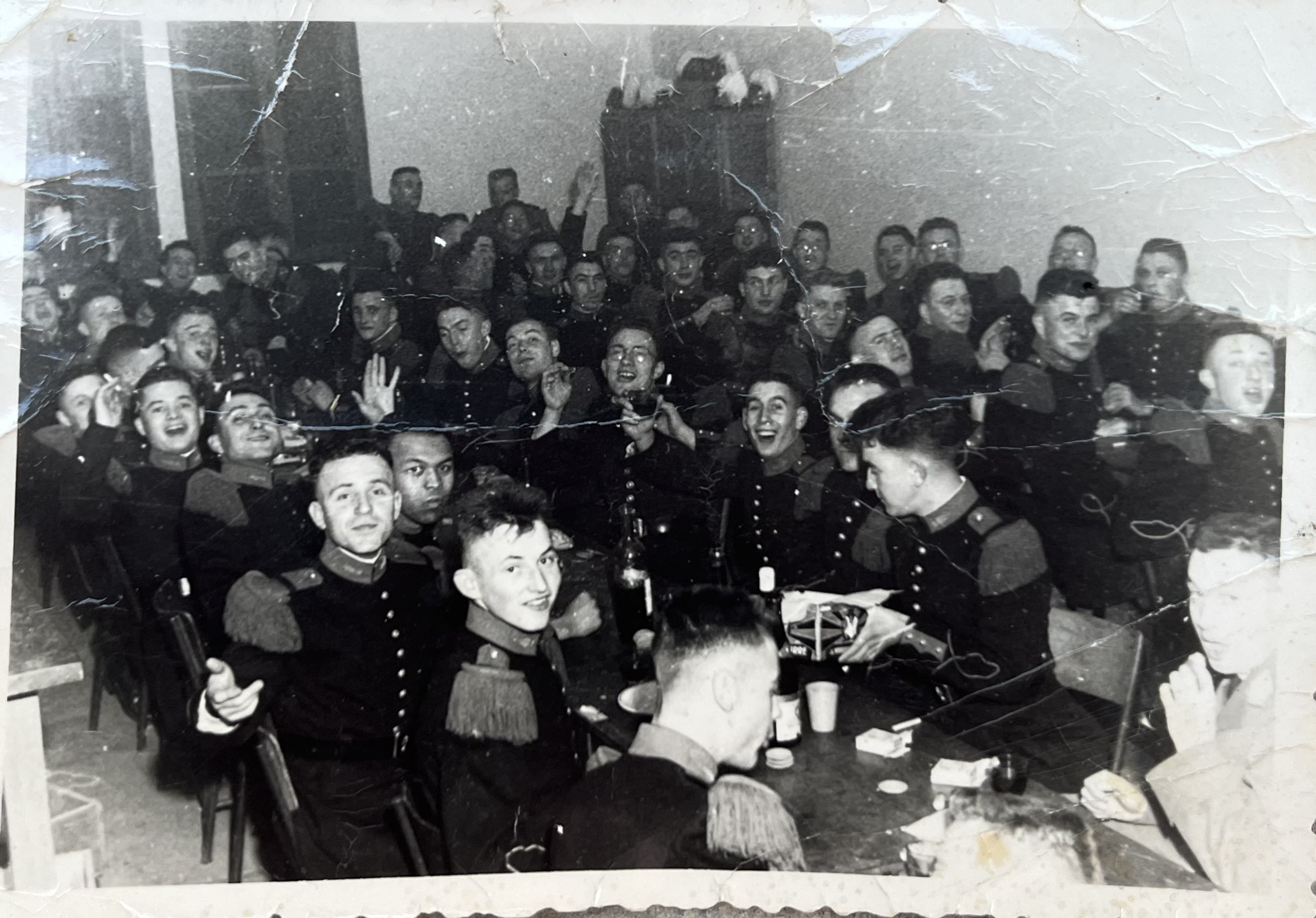 Ses camarades de promotion. Je vois sa tête émerger du lot. Il rit.