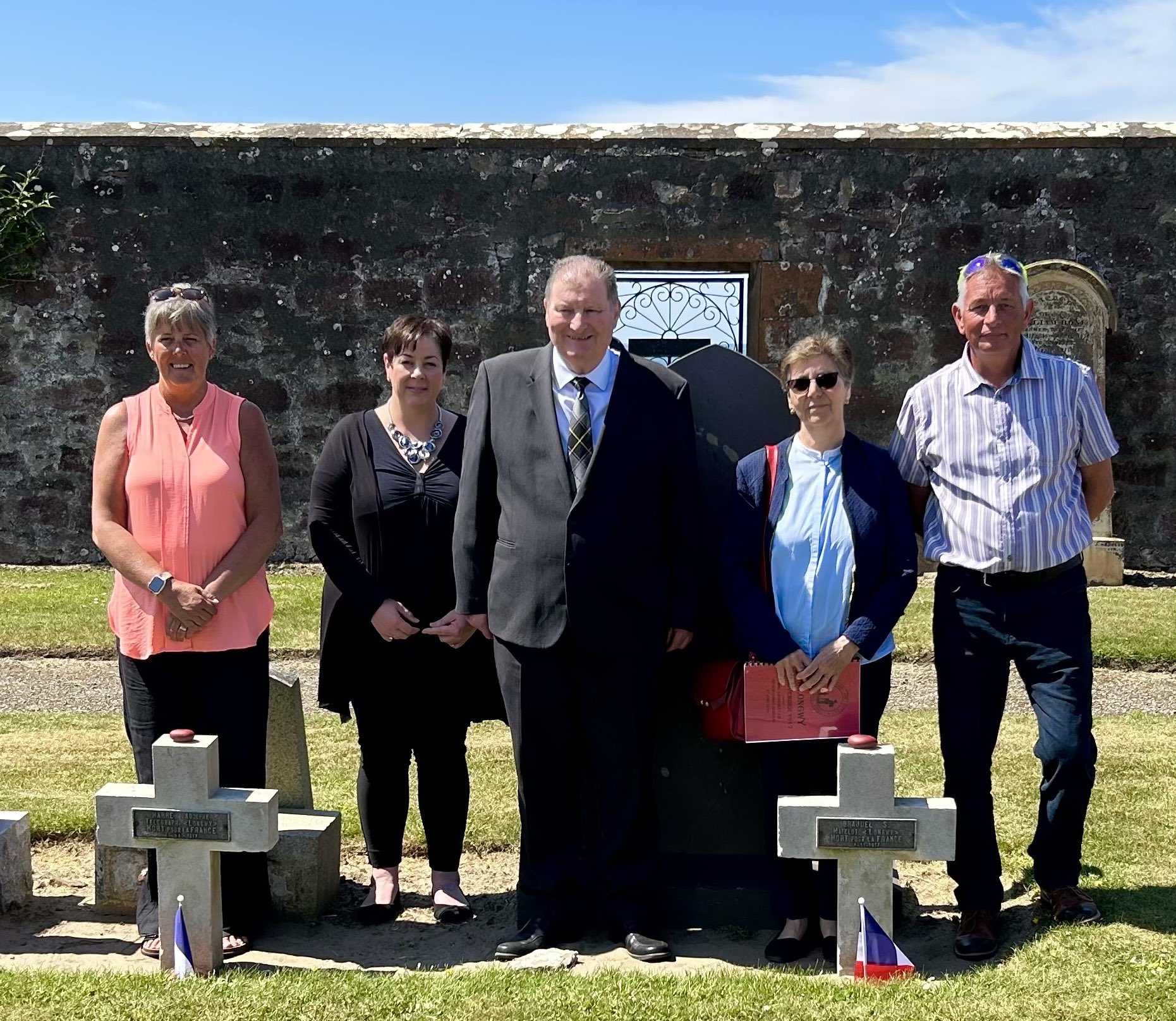 Madame la Consule Générale de France à Édimbourg, en déplacement au printemps 2023 à Girvan. Entourée de deux députés écossais et des bénévoles de l'association Girvan and District Great War Project.