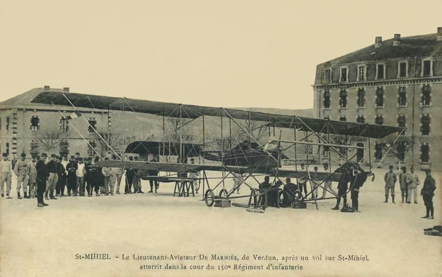 Atterrissage de l'avion  au 150 RI du Lieutenant De Marmiès.jpg