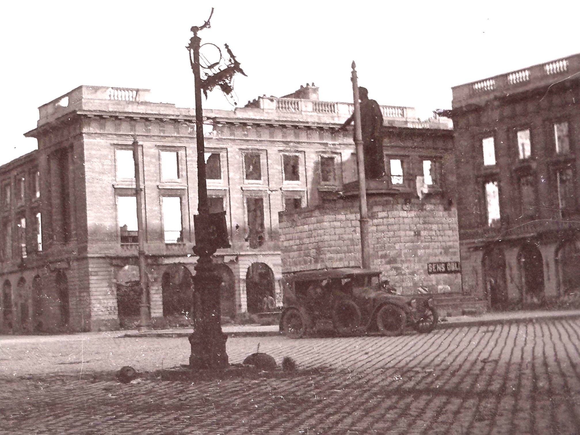 ww1 town staff car close up.jpg