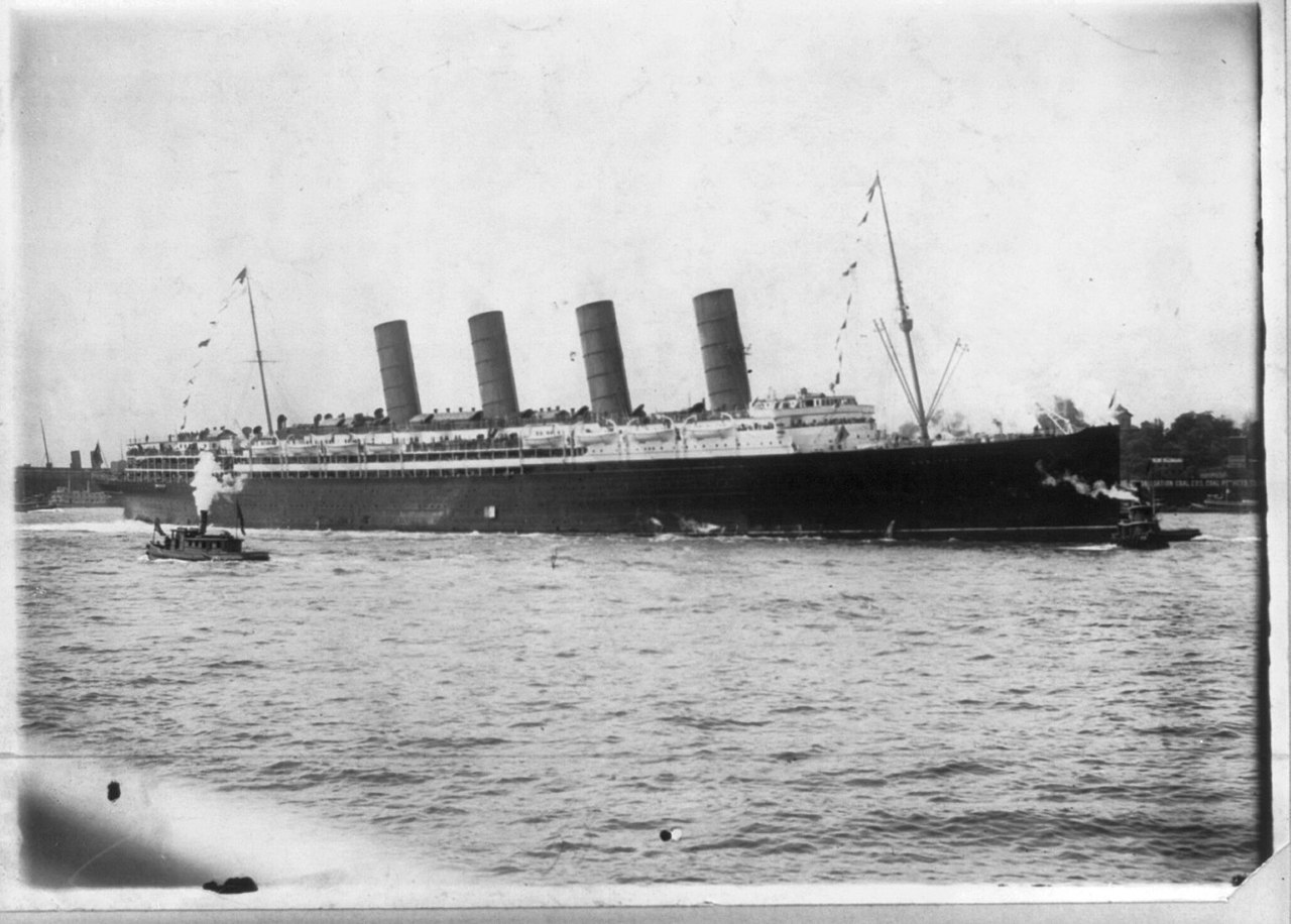1280px-LUSITANIA,_1907-1914,_New_York_City-_arriving_in_NYC,_maiden_voyage,_13_Sept._1907_LCCN2002721370.jpg