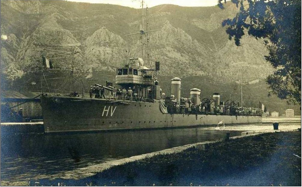 HOVA 1919 dans les bouches de cattaro.jpg