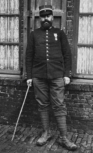 Photographie d'un soldat barbu portant une médaille.