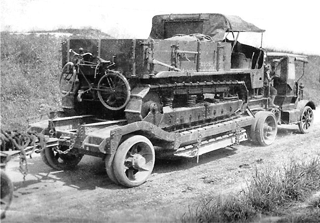 Un tracteur d’artillerie chenillé CD Schneider devant.jpg