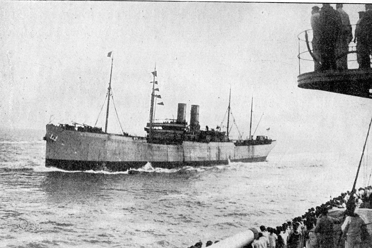 1280px-Deutscher_Hilfskreuzer_SMS_WOLF_(I)_ex_BELGRAVIA_auf_der_Jade_ein_Linienschiff_passierend._Aufnahmedatum_unbekannt,_vermutlich_Januar_1916.jpg