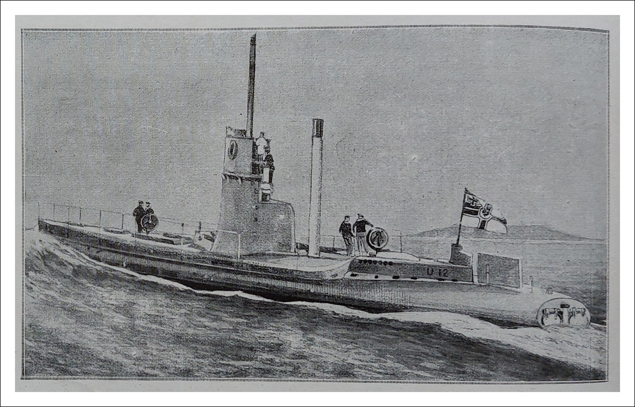 Le sous-marin U12 naviguant en surface - on voit ses deux tubes lance-torpilles d'arrière