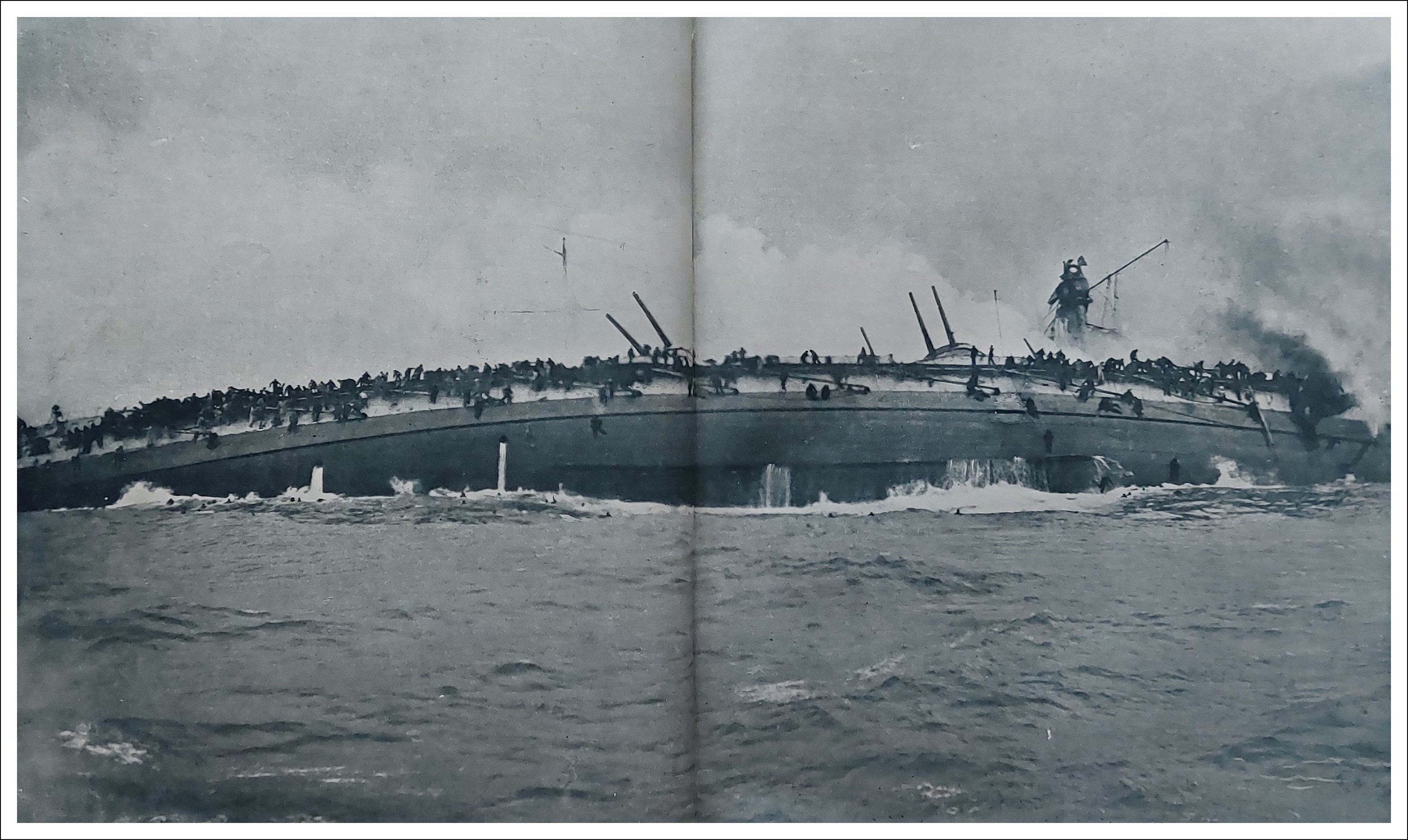 La plus extraordinaire photographie de guerre navale qui ait jamais été publiée - le cliché fut pris à l'instant précis où le croiseur cuirassé allemand &quot;BLÜCHER&quot; tournait sur lui-même et allait sombrer, tandis que l'équipage se jetait ou glissait à la mer.