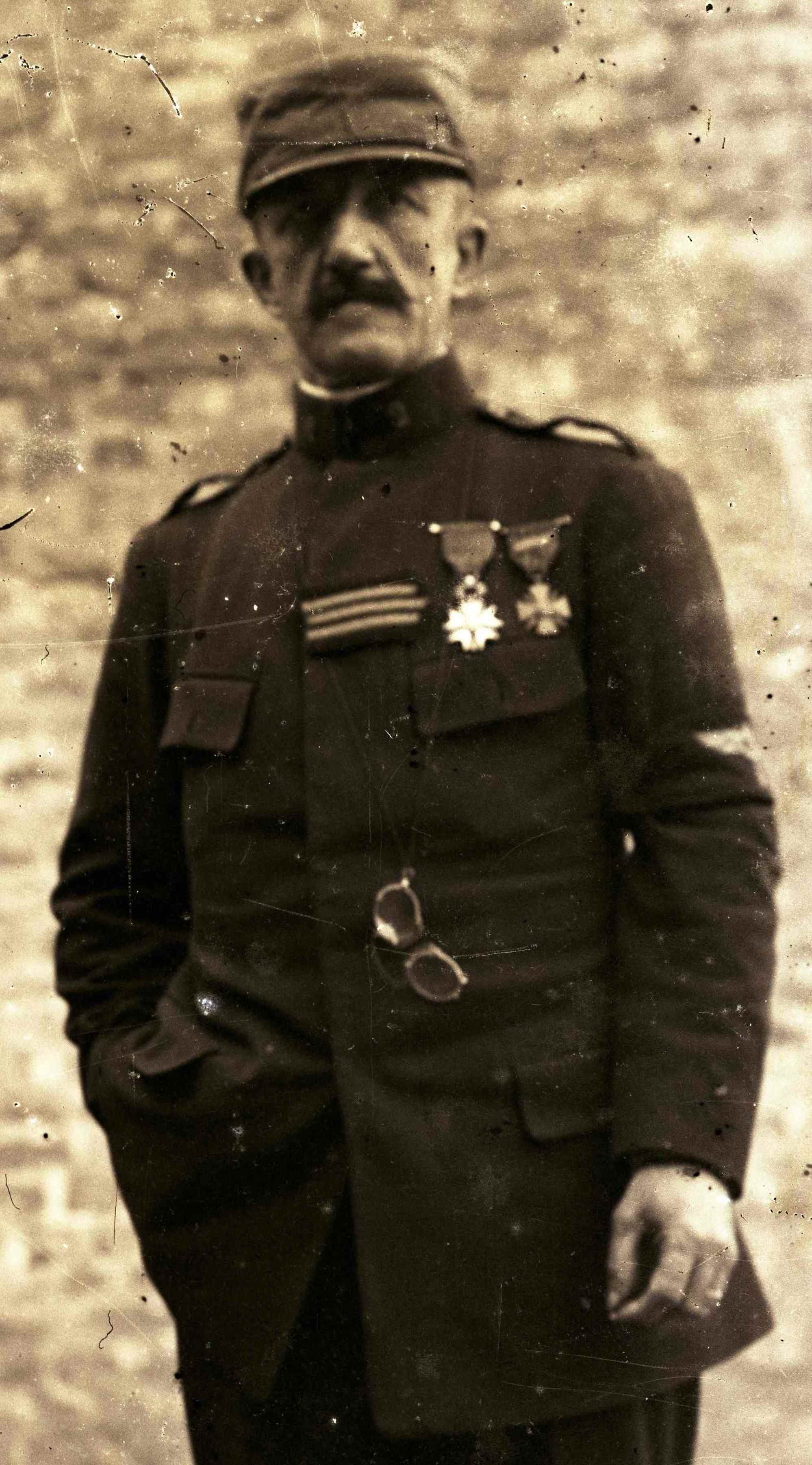 229bis - capitaine - brassard (13 x 18) - réduit.jpg