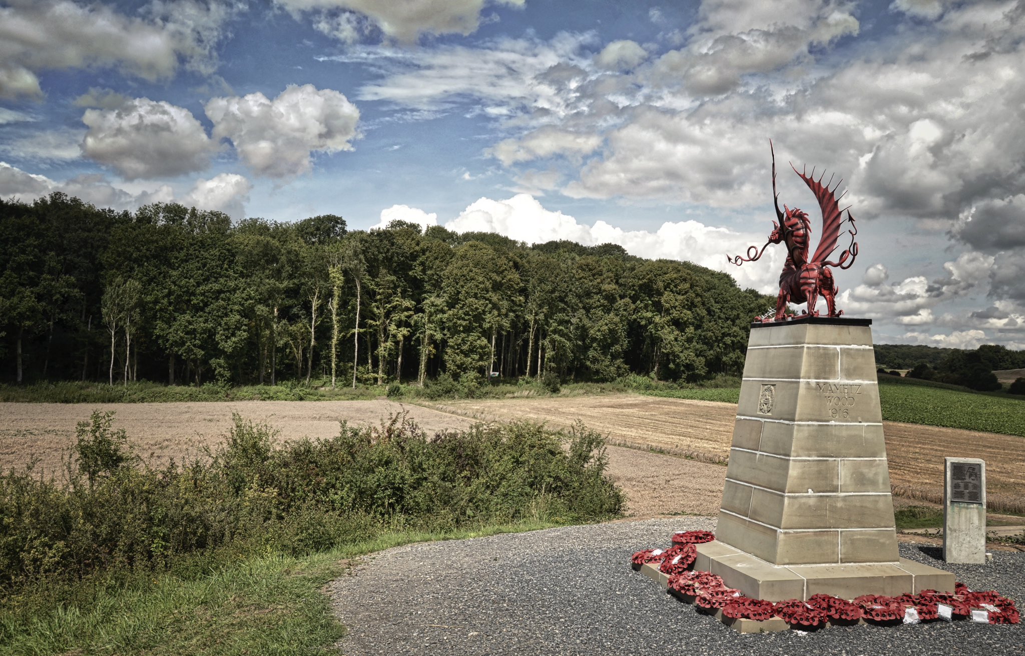 "Un impressionnant dragon rouge se dresse sur son socle". Bois de Mametz, Somme, France.
