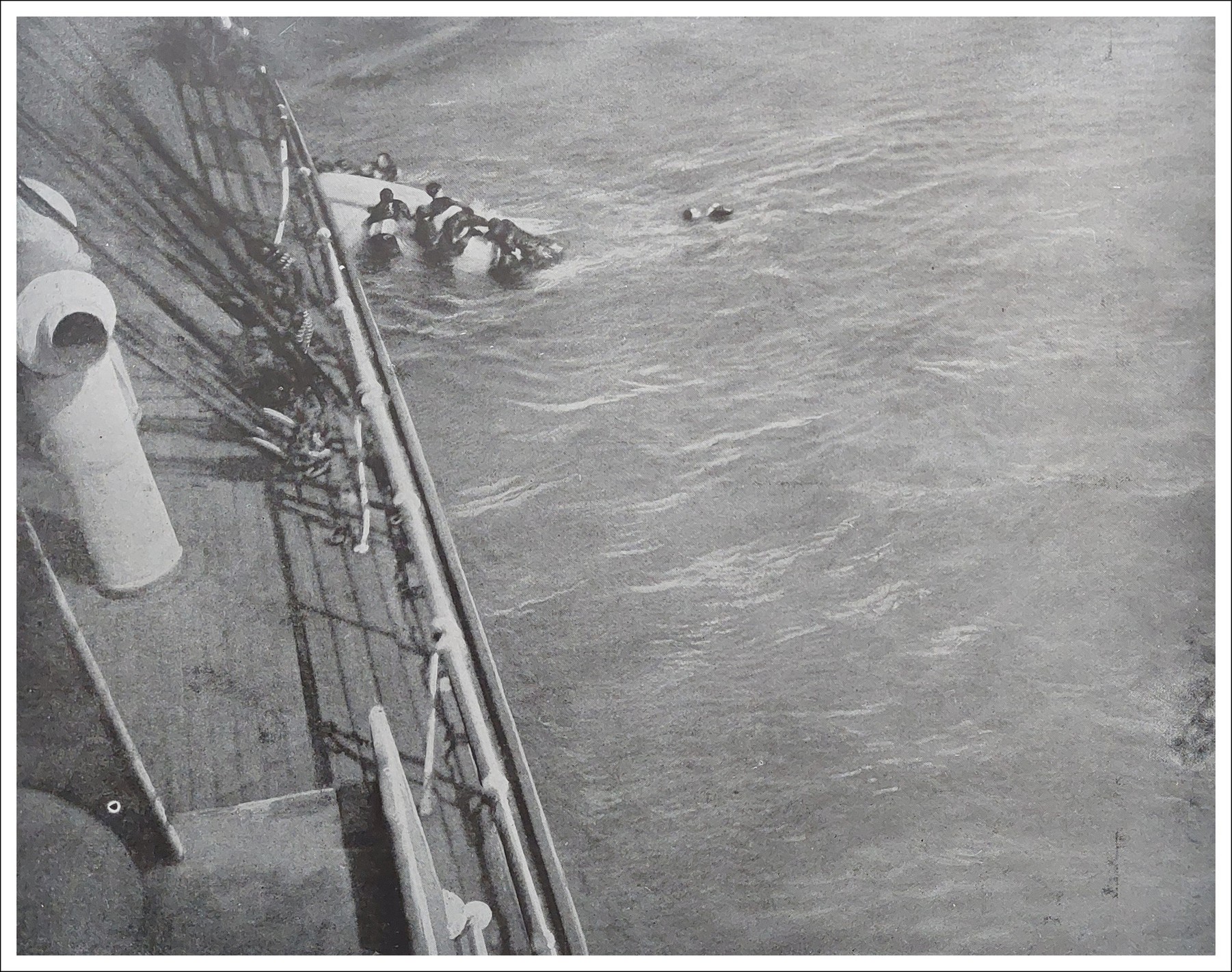 &quot;Meurtres en haute mer - Le torpillage du FALABA.&quot;<br />&quot;Le spectacle qu'applaudissait l'équipage du sous-marin allemand : passagers se cramponnant à une embarcation retournée au moment de la mise à l'eau&quot;