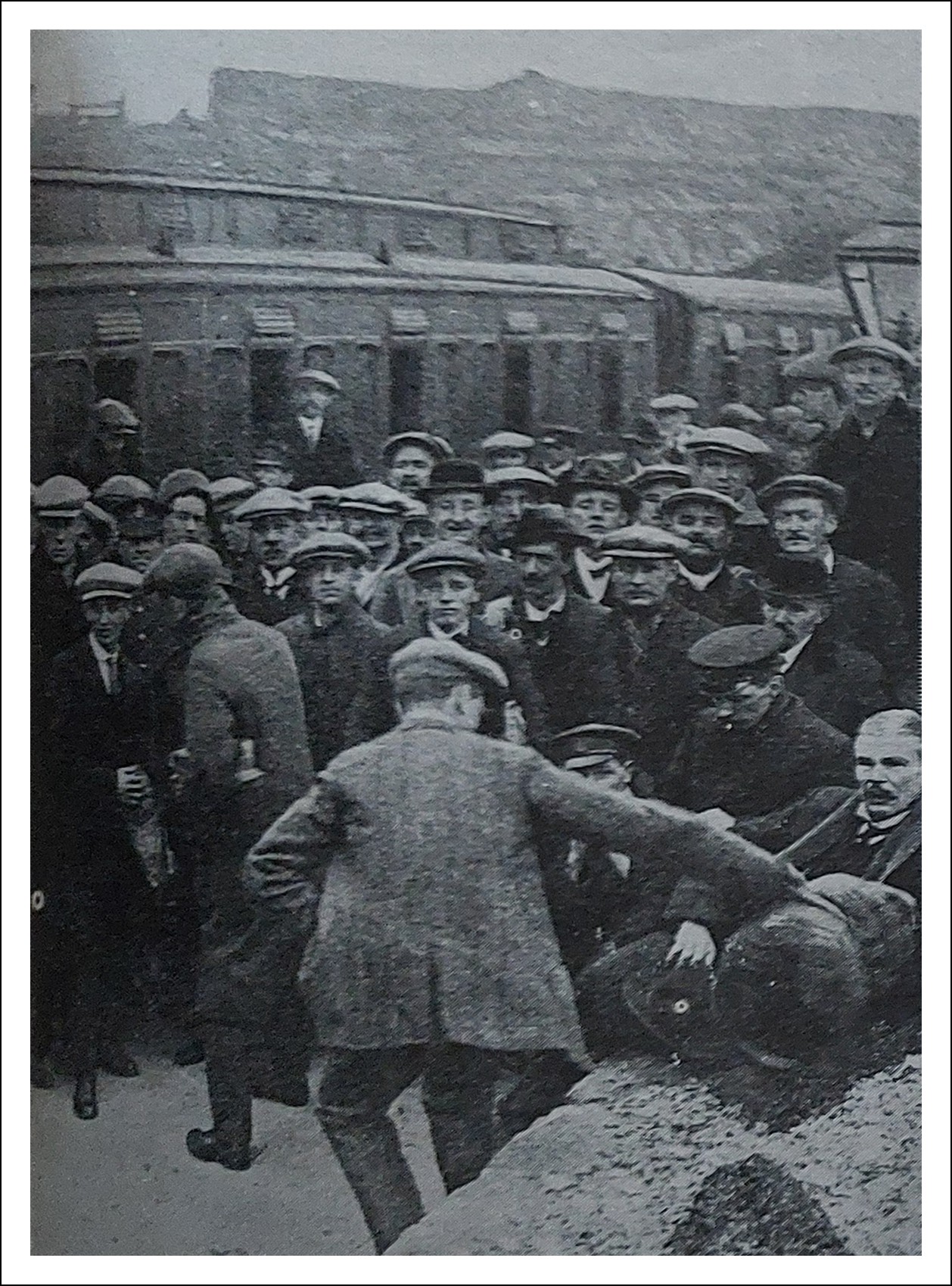 &quot;Groupe de survivants à la station de Milford Haven.<br />On compte que 112 personnes ont péri sur 250 passagers et hommes d'équipage.&quot;
