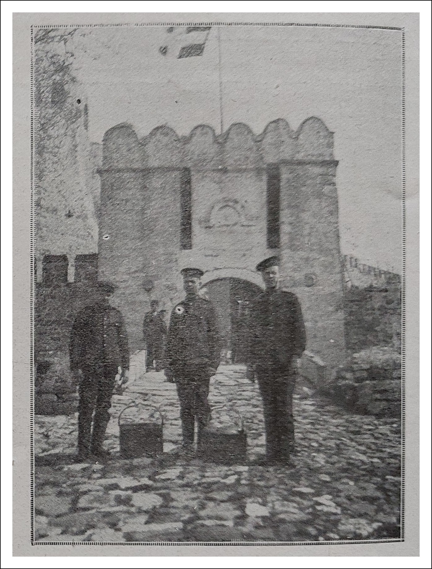Sous les murs de la vieille forteresse vénitienne de Ténédos : patrouilles et corvées de soldats et de marins britanniques.