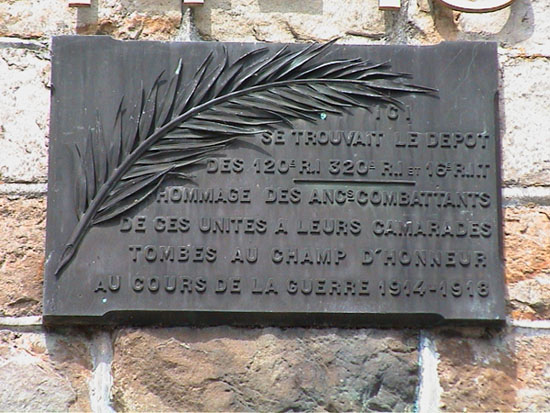 plaque 120e R.I. château de Péronne.jpg