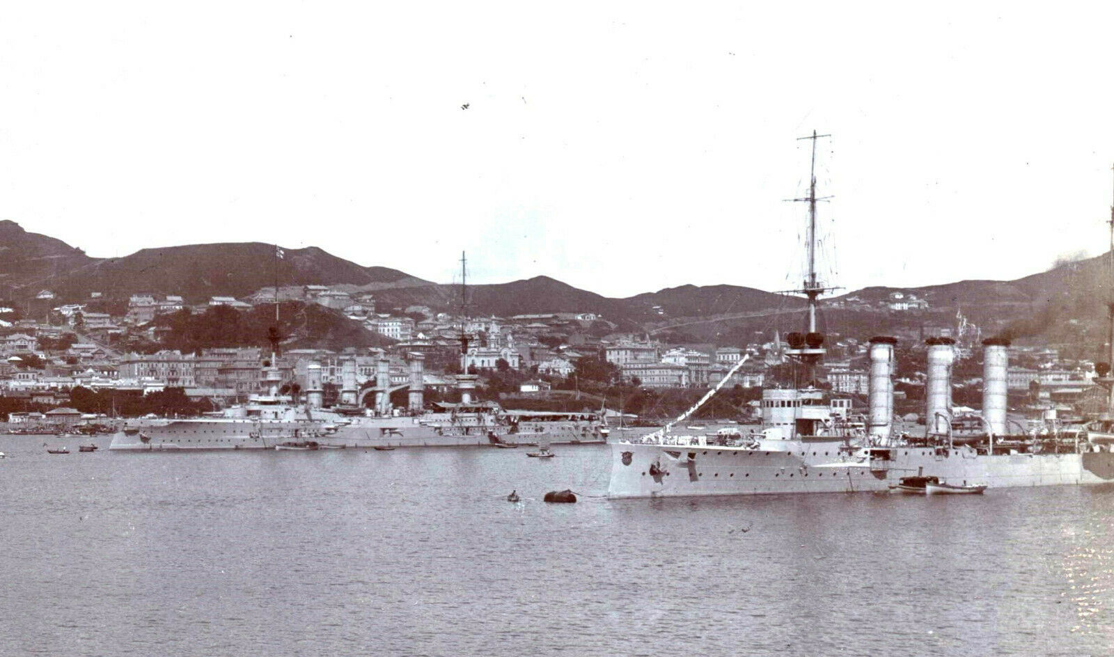 EMDEN 1912 et SCHARNHORST à vladivostock.jpg