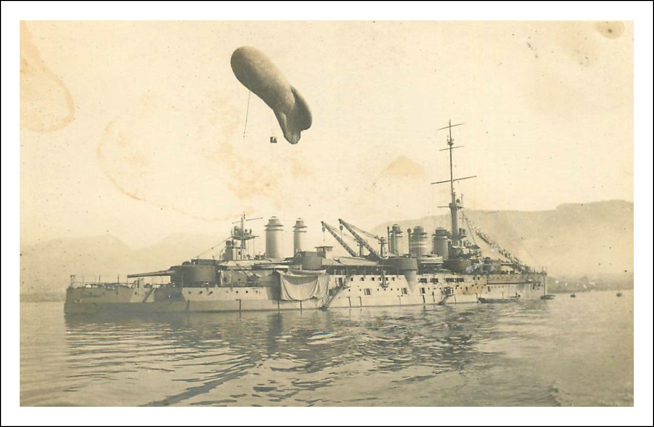 Navire inconnu avec ballon.jpg
