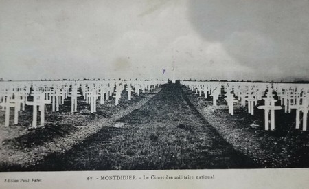 Montdidier cimetière militaire recto 2.jpg