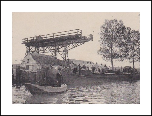 JEAN GOUIN Péniche.jpg