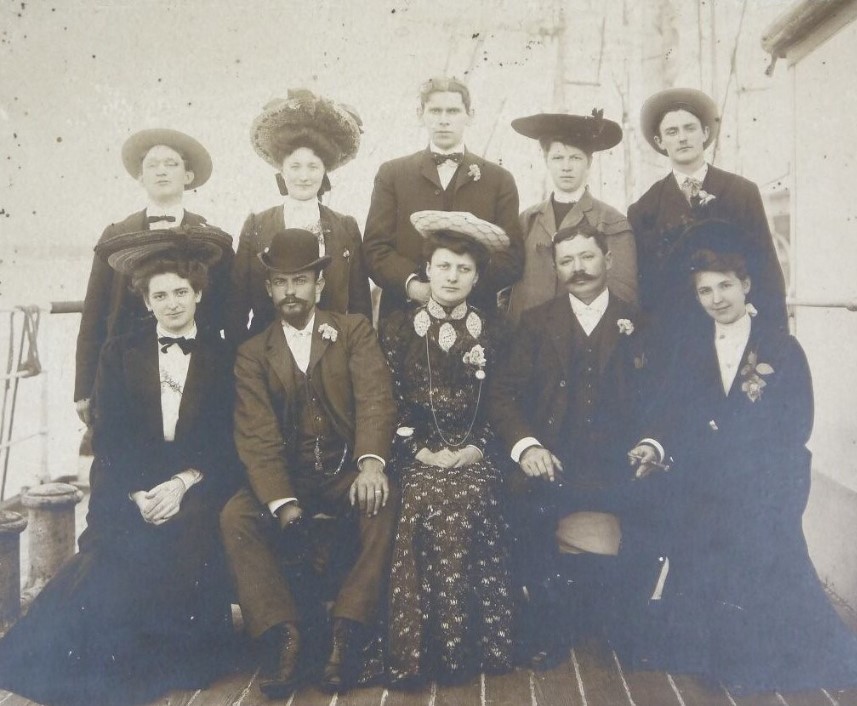 Charles Sautrel (avec le chapeau melon).jpg
