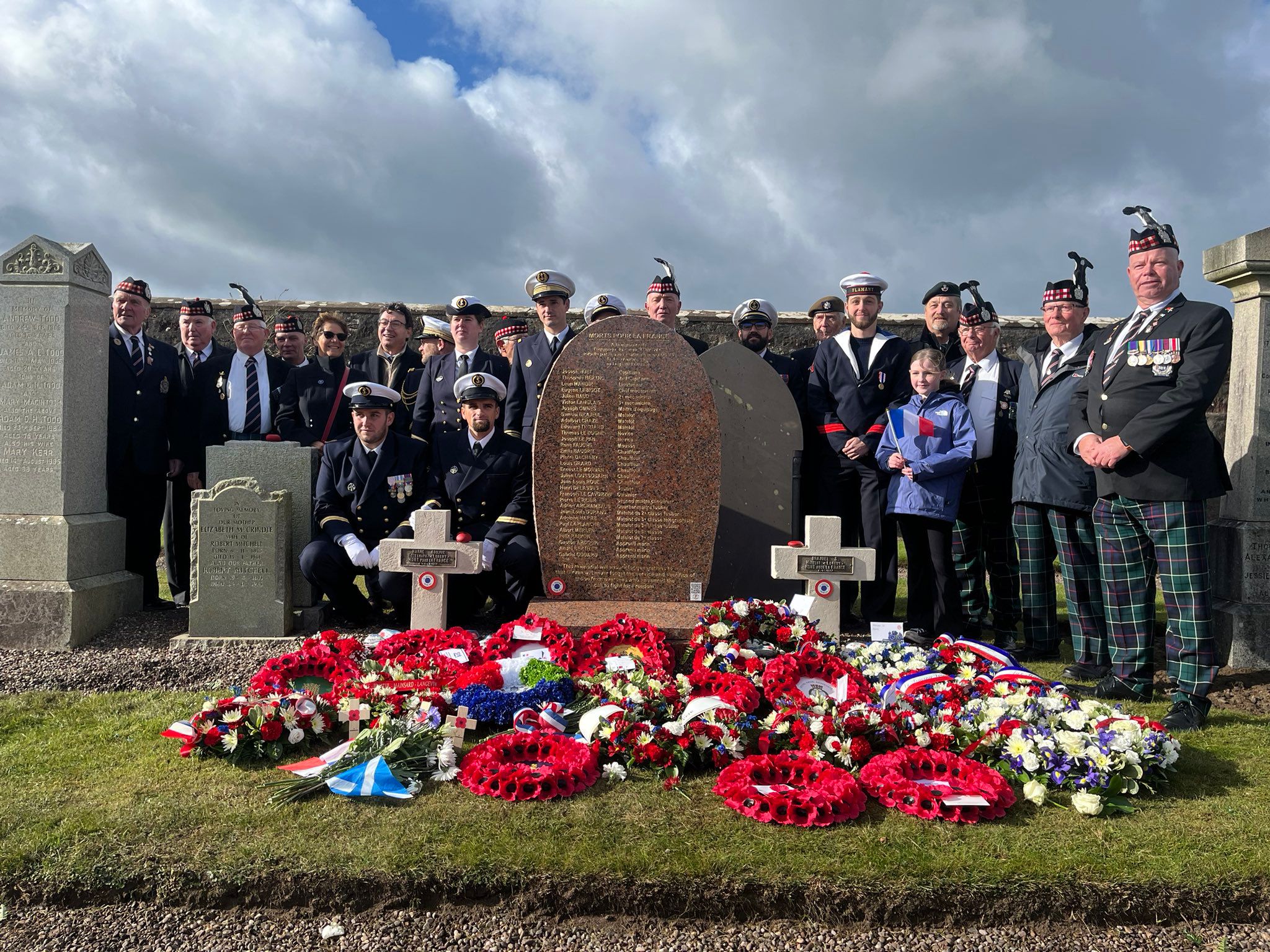 Avec l'équipage du patrouilleur français Flamant. <br />Photo Ritchie Conaghan  - Girvan and District Great War Project.