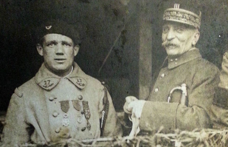 Albert Roche et le maréchal Foch. Strasbourg 1918.<br />Photo Wikicommons, libre de droits.