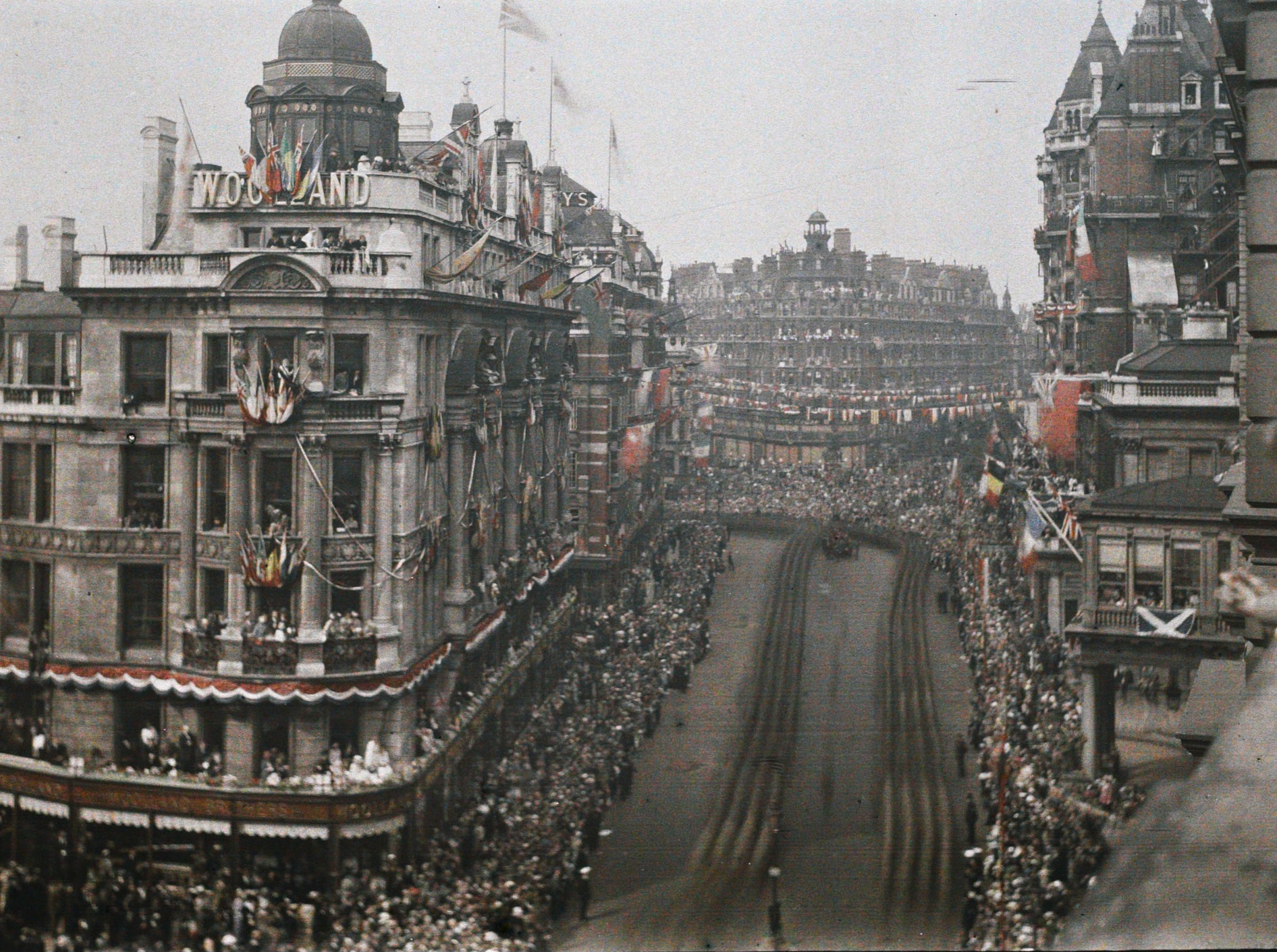 Londres, 19 juillet 1919. Défilé des troupes alliées. <br />Photo Fernand Cuville, musée Albert Kahn, Boulogne-Billancourt.