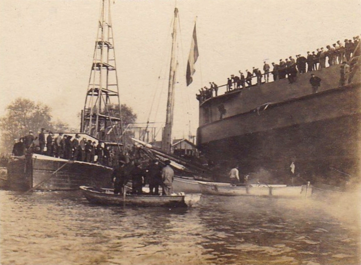 LANGUEDOC – Cuirassé inachevé – Lancement –  1 – .jpg