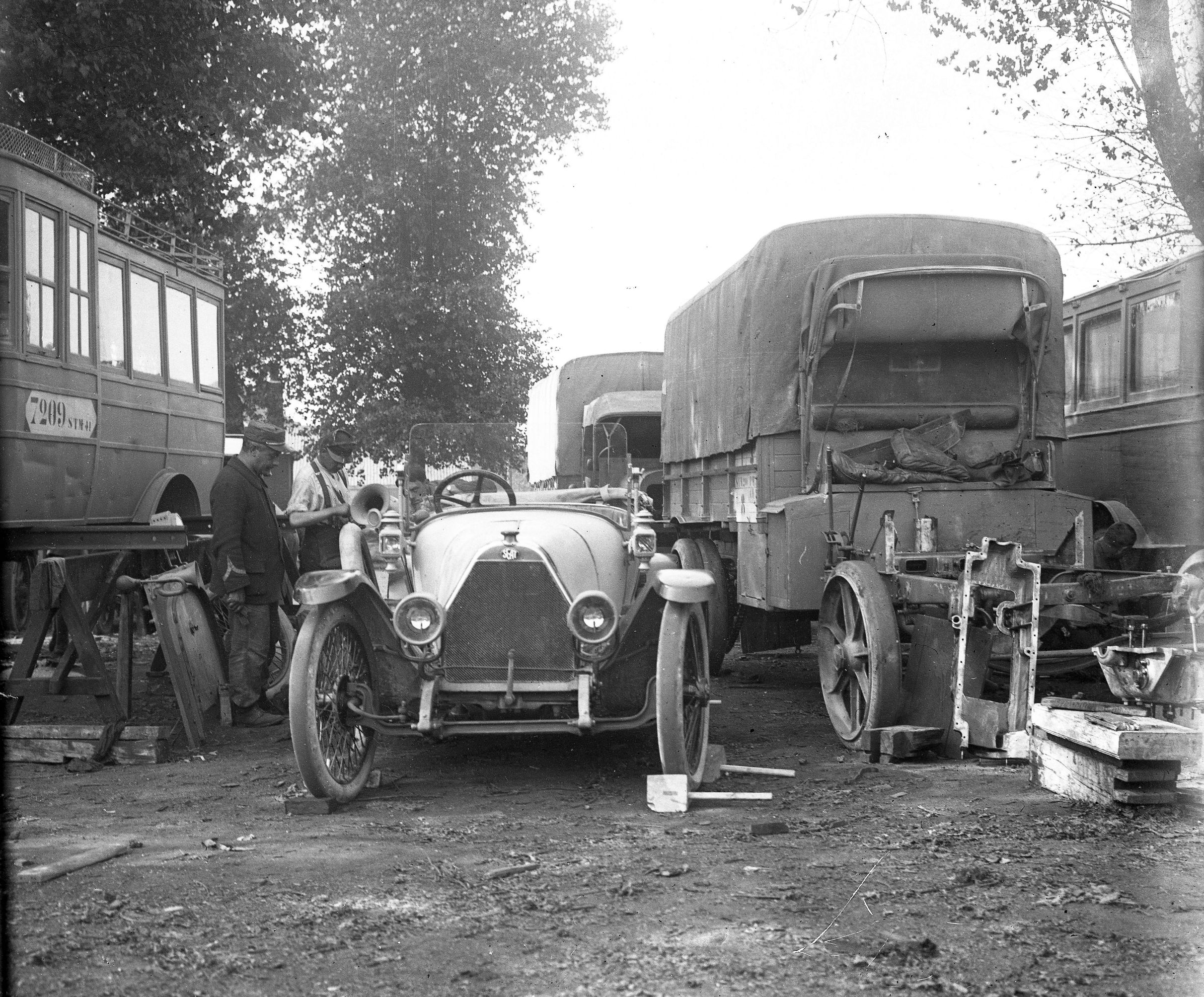 AMVS-plaque verre- 24a atelier de réparation avec une voiture SEAT entre 2 camions non localisée.jpg