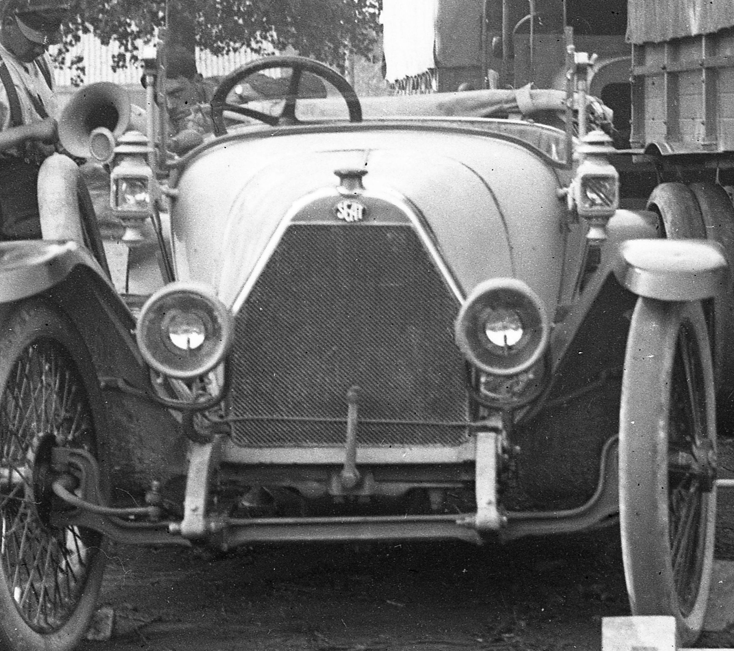 AMVS-plaque verre- 24b atelier de réparation avec une voiture SEAT entre 2 camions non localisée.jpg