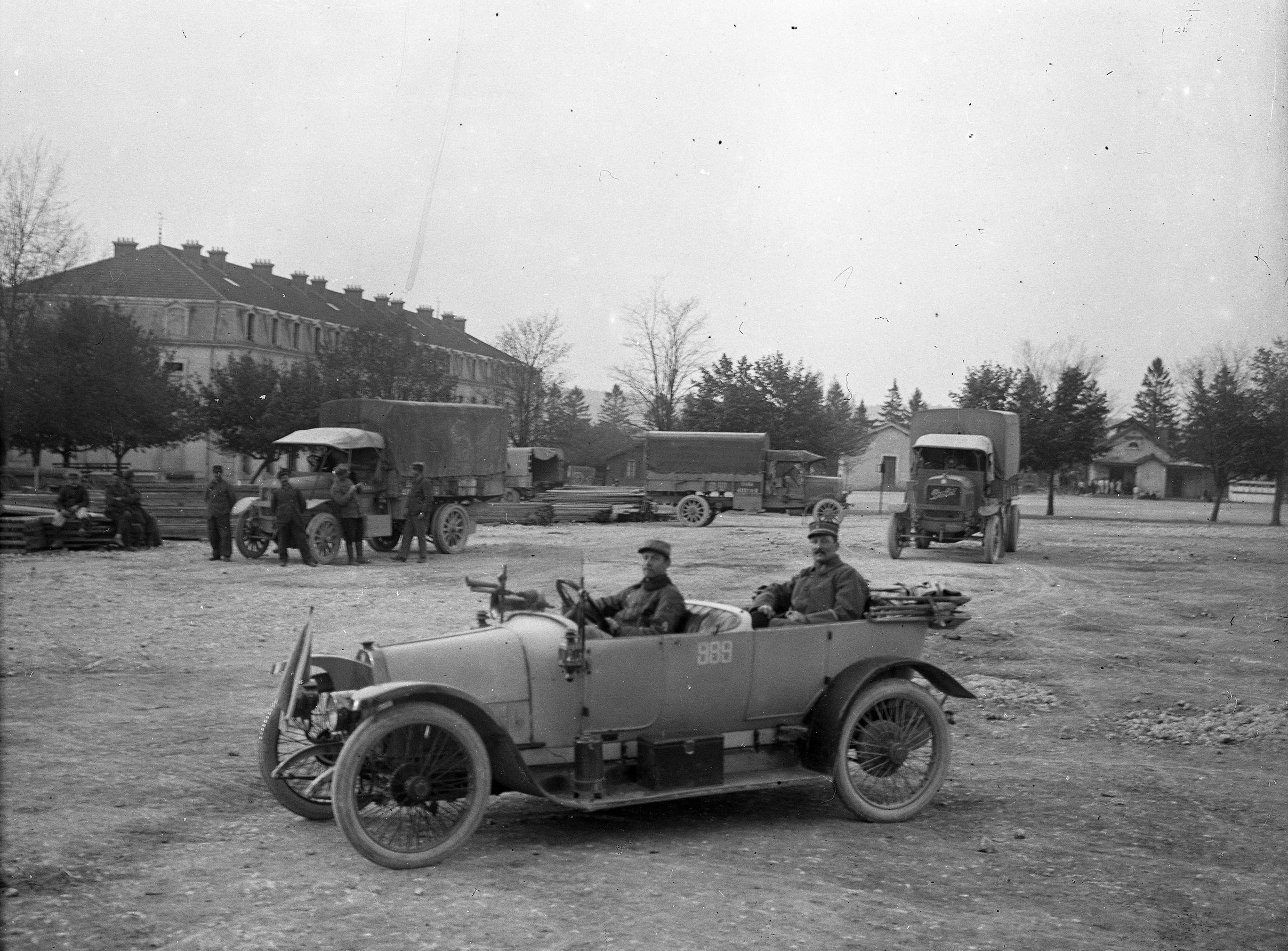 AMVS-plaque verre- 10a une auto et des camions Berliet sur une place non localisée .jpg