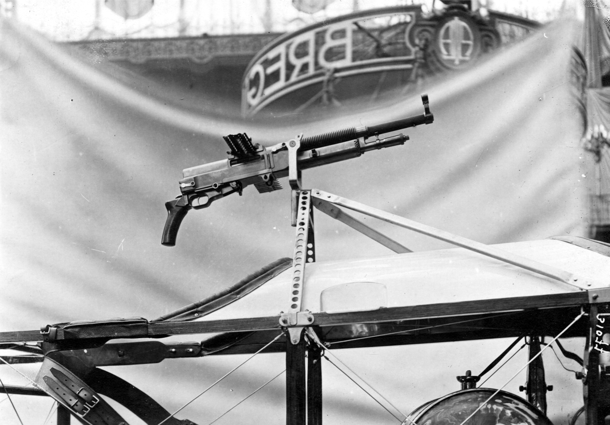 1912_mitrailleuse_montée_sur_un_Bleriot.jpg