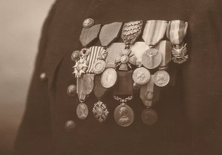 Adjudant-chef Dubois (décorations).png