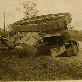Un char français Renault  en 1917 ou 1918. On ne connait pas l'endroit ni les circonstances..jpg
