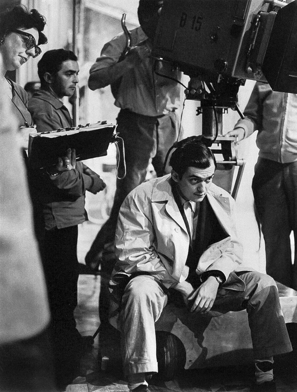 Kubrick pendant le tournage de &quot;Paths of Glory&quot;, 1957.<br />Photo Wikicommons.